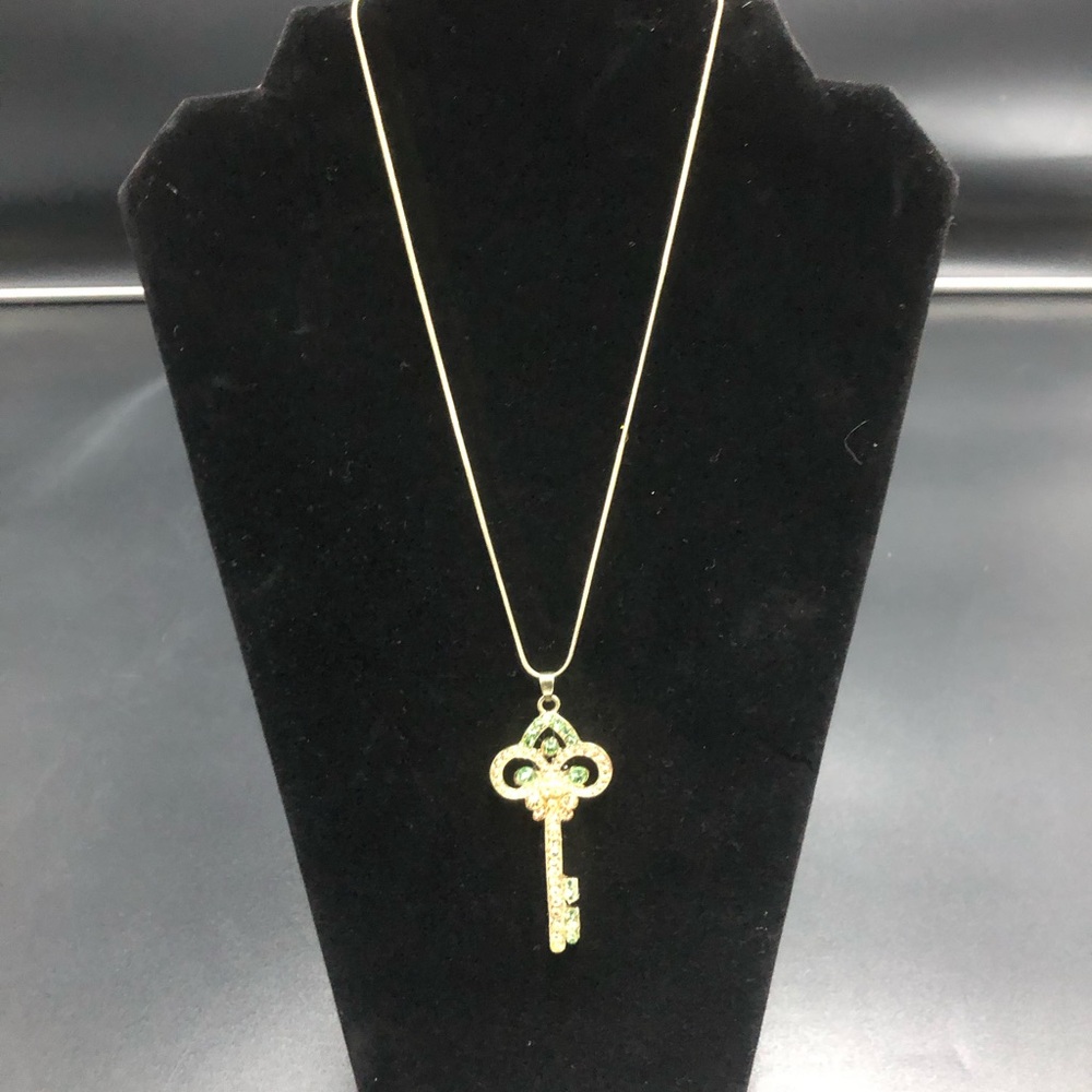 Elegant Gold Key Pendant Necklace